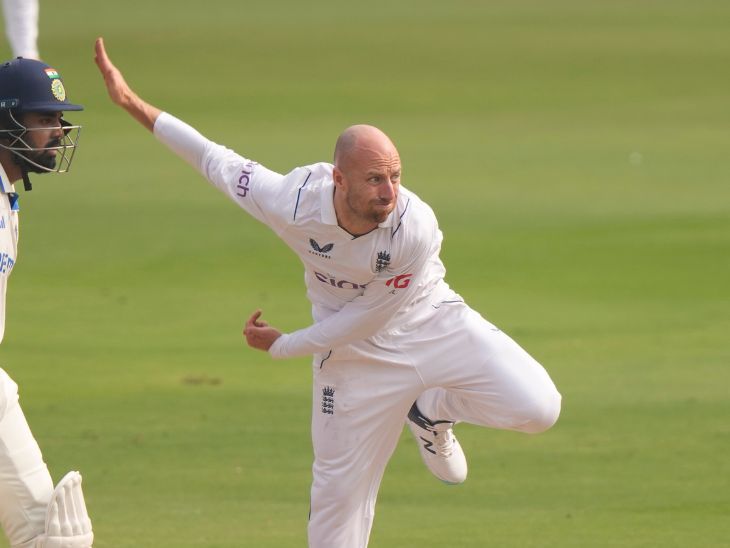 पहले टेस्ट में चोटिल हुए इंग्लैंड के स्पिनर जैक लीच: भारत के खिलाफ खेलते हुए घुटने में लगी चोट, तीसरे दिन खेलने पर संशय