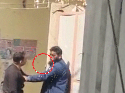 Miscreants and police face to face in Meerut, watch VIDEO | बदमाश के साथ पुलिस का LIVE एनकाउंटर...VIDEO: पुलिसकर्मियों पर की फायरिंग, घिरने लगा तो खुद की कनपटी पर पिस्टल तानी; बोला-बंटी पुलिसवाले को बुलाओ - Meerut News | Dainik Bhaskar