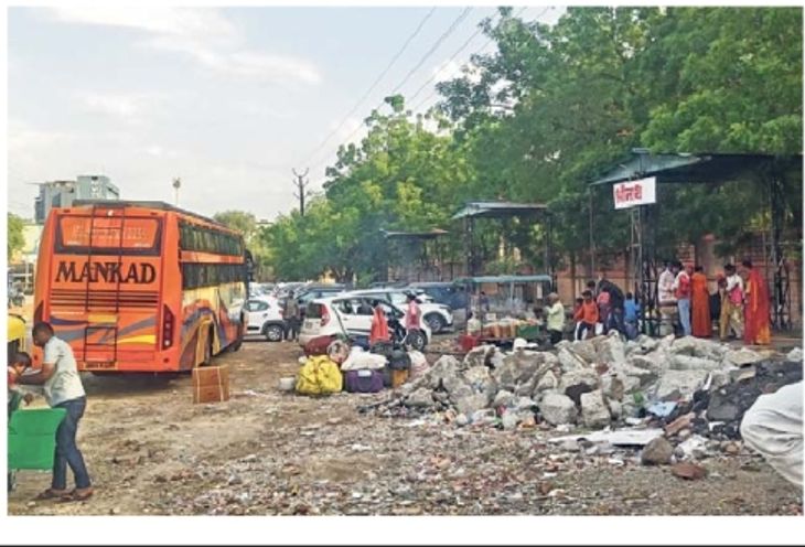 Bus stand built amidst garbage and debris, passengers are getting ...
