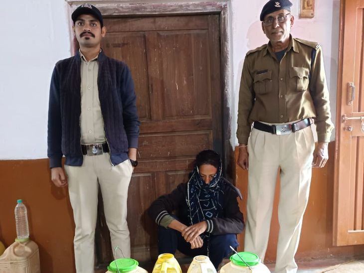 Excise department raided Nala Mohalla area | नाला मोहल्ला क्षेत्र में ...