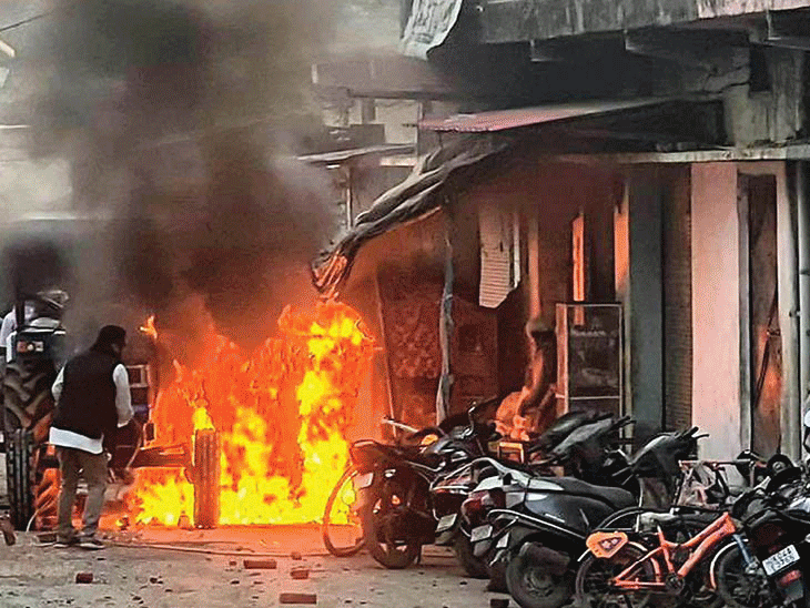 Uttarakhand Haldwani Violence Video; Madarsa Demolition | Haldwani News | हल्द्वानी में अवैध मदरसा गिराने पर हिंसा, 3 की मौत: DM बोलीं- हमला प्लानिंग से हुआ, छतों पर पत्थर जमा थे, पेट्रोल बम भी फेंके