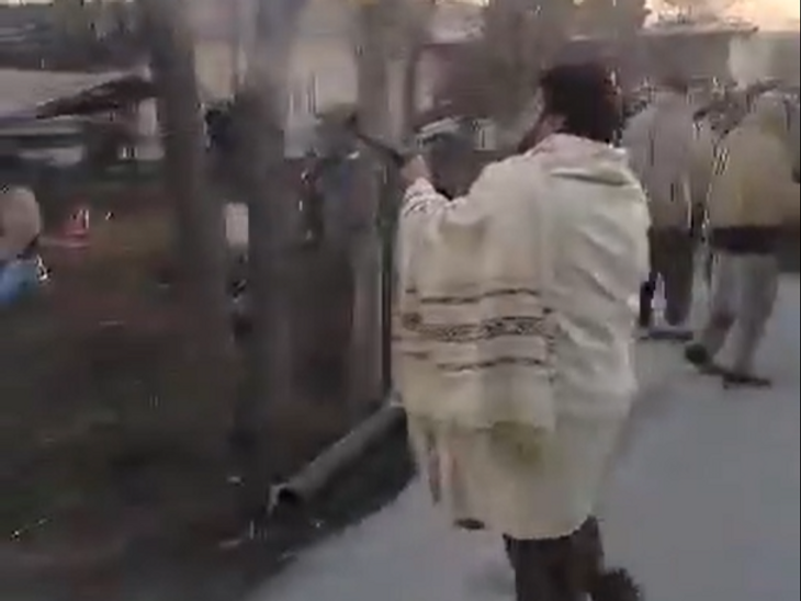 Supporters opened fire on Noor Alam Khan’s victory in assembly election | नूर आलम खान की जीत पर समर्थक ने चलाई गोलियां: पाकिस्तान के पेशावर में मनाया जीत का जश्न, वीडियो वायरल