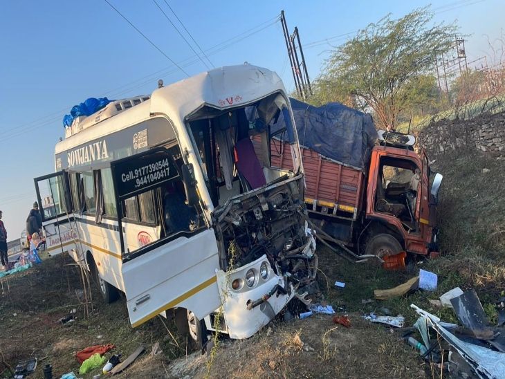 Bus collides with truck, two dozen passengers injured | ट्रक से भिड़ी ...