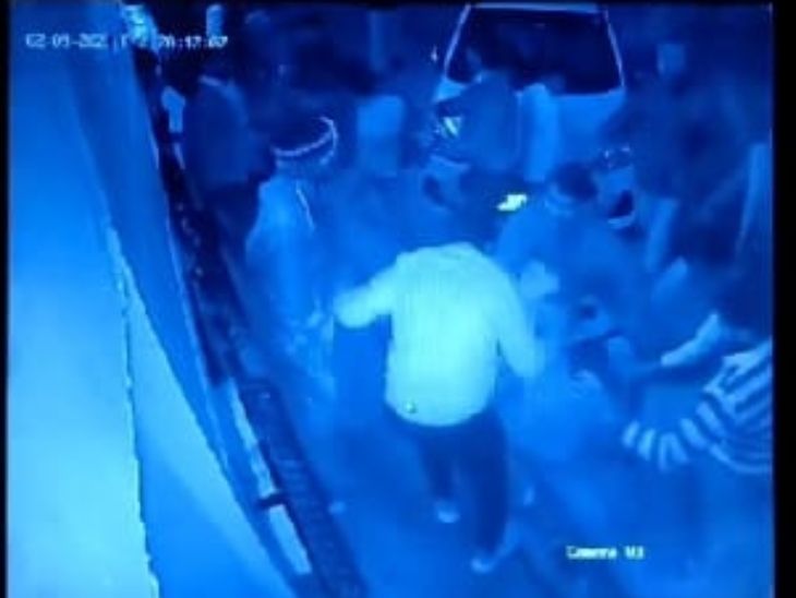 पानी के पाउच पर झगड़ा, VIDEO: सड़क पर पुलिस के सामने चले लात-घूसे, CCTV कैमरे में कैद हुई घटना - Gwalior News