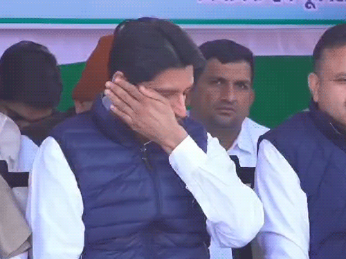 सांसद दीपेंद्र हुड्&zwnj;डा भरी सभा में हुए भावुक: पूर्व शिक्षा मंत्री के छलके आंसू; कहा-2019 के लोकसभा चुनाव में मिली हार का दर्द बरकरार - Jhajjar News