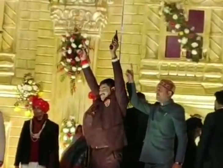 शादी समारोह में युवक ने दोनों-हाथों से की फायरिंग,VIDEO: सीओ बोले- आरोपी को किया गया गिरफ्तार, जांच के बाद लाइसेंस निरस्तीकरण की होगी कार्रवाई - Auraiya News