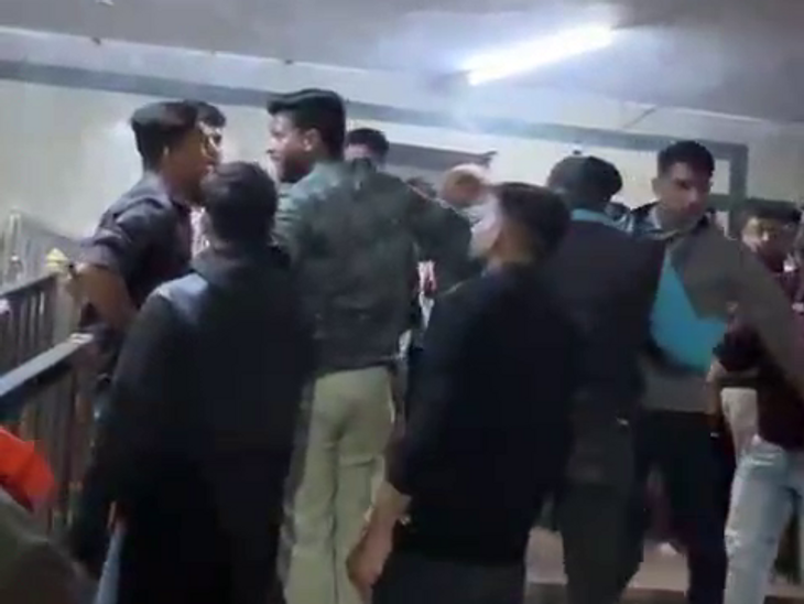 महाकाल मंदिर में शयन आरती के दौरान मारपीट की घटना-VIDEO: बड़ा सवाल करोडो खर्च करने के बाद भी सुरक्षा गार्ड नाकाम,पिछले हफ्ते ही शयन आरती में 25 हजार की चोरी की घटना हुई थी - Ujjain News