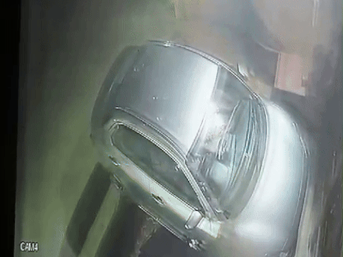 प्राइवेट स्कूल निदेशक की कार में तोडफोड़: शीशे पर दो युवकों ने मारी लाठी, सीसीटीवी में आए नजर - Ajmer News