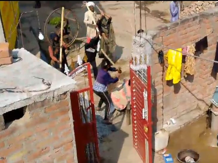 जालौन में प्लाट पर कब्जे को लेकर चले लाठी-डंडे, VIDEO: महिला और दो बेटियों को किया लहूलुहान, जमीन से कब्जा नहीं छोड़ना चाह रहे थे दबंग - Jalaun News