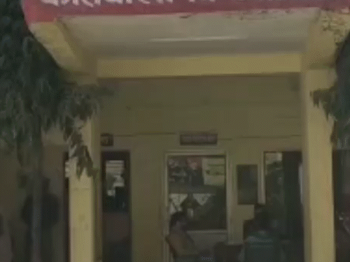 विंध्याचल धाम में फोटोग्राफी को दो पक्षों भिड़े, VIDEO: भक्तों की फोटो खींचने को लेकर हुआ विवाद, दाम घटाने पर उलझे फोटोग्राफर - Mirzapur News