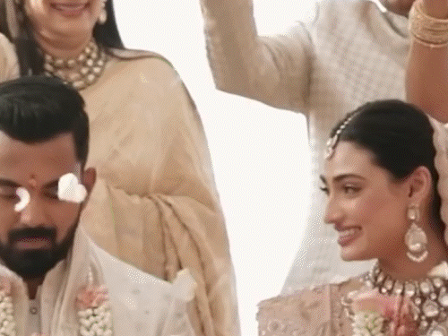 Love tales of those 4 Bollywood {couples} | फिल्मी डायलॉग मारकर सिद्धार्थ ने किया था कियारा को प्रपोज: हंसिका ने अटैंड की थी पति की पहली शादी, लॉकडाउन में शुरू हुई रकुल-जैकी की लव स्टोरी