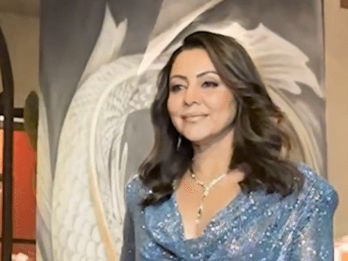 Gauri Khan opened her first restaurant ‘Tori’, Shahrukh khan seen at airport | गौरी खान ने खोला अपना पहला रेस्टोरेंट ‘टोरी’: दोस्तों के साथ जश्न मनाती नजर आईं, शाहरुख खान मुंबई एयरपोर्ट पर फैंस से हाथ मिलाते दिखे