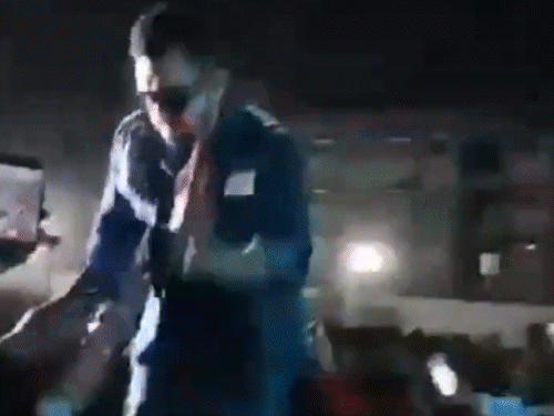 Aditya Narayan Viral Video Controversy | Chhattisgarh School | आदित्य के वायरल वीडियो पर इवेंट मैनेजर की सफाई: अच्छे मूड में थे सिंगर लेकिन वो शख्स बार-बार उनके पैर में फोन मार रहा था