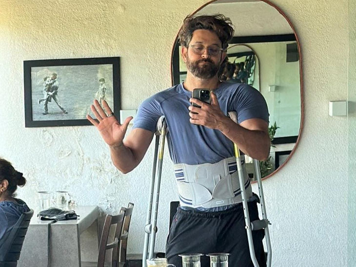 Hrithik Roshan suffered a muscle pressure | ऋतिक रोशन की मांसपेशियों में आया खिंचाव: बैसाखी के सहारे खड़े होकर शेयर की तस्वीर, सेलेब्स और फैंस हुए हैरान