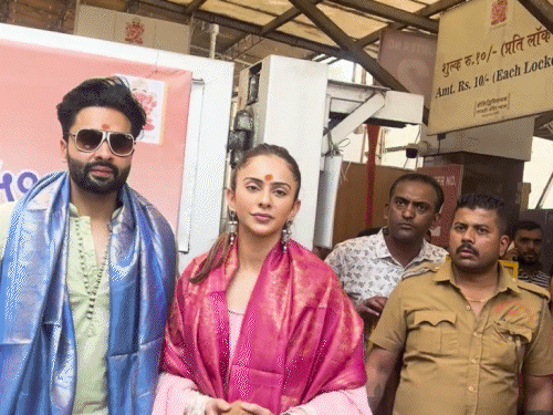 Rakul-Jackie got here to hunt Bappa’s blessings earlier than marriage, Sonam kapoor with husband additionally noticed | शादी से पहले बप्पा का आशीर्वाद लेने पहुंचे रकुल-जैकी: सोनम कपूर पति के साथ फैशन डिजाइनर कुणाल के इवेंट पर दिखीं