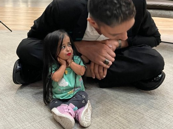 World’s Tallest Man Meets India’s Shortest Woman: Sultan Kosen | Jyoti Amge | दुनिया की सबसे छोटी महिला सबसे लंबा पुरुष से मिली: सुल्तान की हाइट 8.28 फीट; भारत की ज्योति की लंबाई 2.7 फीट