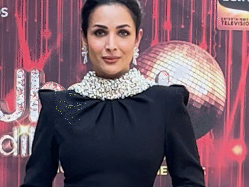 Celebs seen on the units of ‘Jhalak Dikhhla Jaa’ | ‘झलक दिखला जा’ के सेट पर सेलेब्स दिखे: मलाइका, गुरु रंधावा, सई समेत अन्य सेलेब्स स्पॉट हुए; आदित्य-अनन्या भी मुंबई एयरपोर्ट पर एक-साथ दिखे