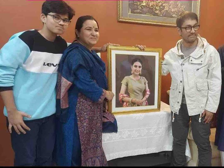 Faridabad Actor Aamir Khan Suhani Bhatnagar home | फरीदाबाद में सुहानी के घर पहुंचे बॉलीवुड स्टार आमिर खान: दंगल की एक्ट्रेस को दी श्रद्धांजलि; परिवार को ढांढस बंधाते समय छलक पड़ी आंखें – Faridabad Information