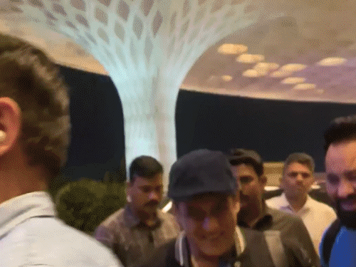 Salman Khan noticed at airport crack and article 370 screening | सेलेब्स स्पॉटेड: फंकी लुक में दिखे सलमान खान, स्क्रीनिंग में ट्रेडिशनल लुक में दिखीं नोरा फतेही, पति के साथ नजर आईं यामी गौतम