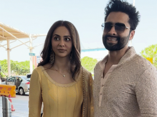Rakul Preet-Jackie Bhagnani seen for the primary time after marriage | शादी के बाद पहली बार दिखे रकुल प्रीत-जैकी भगनानी: कपल ट्रेडिशनल लुक में नजर आए, 21 फरवरी को गोवा में की शादी