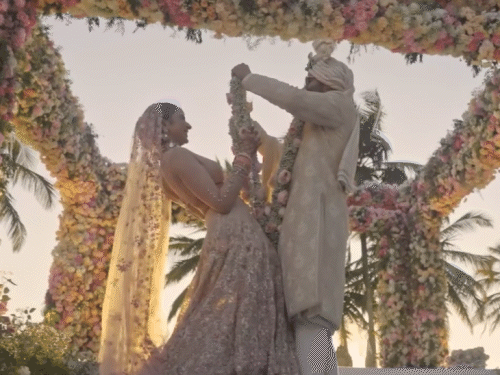 Rakul-Jackie’s marriage ceremony video is out | रकुल-जैकी की शादी का वीडियो आउट हुआ: हल्दी सेरेमनी से लेकर मंडप तक की झलक दिखी, समंदर में मस्ती करता नजर आया कपल