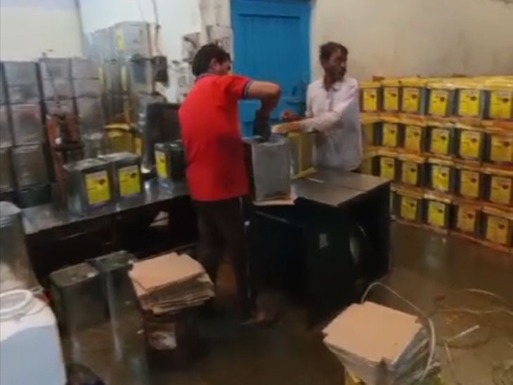 Raid in city's oil repacking unit | नगर की ऑयल रीपैकिंग यूनिट में छापा ...