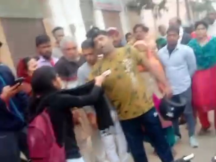 Hundreds of people created a ruckus outside the hotel | होटल के बाहर ...
