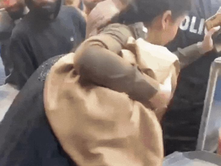 Pakistan woman faces mob fury as Arabic in attire mistaken for Quran verses | पाकिस्तान में महिला को घेरकर मारने की कोशिश: भीड़ ने उसकी ड्रेस में लिखे अरबी शब्द को पवित्र आयतें समझा, कहा- उसे मौत की सजा जरूरी