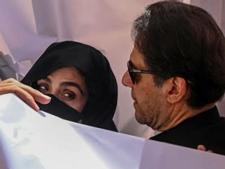 Imran Khan Bushra Bibi news | PTI founder wife Bushra in Pakistan indicted in millions pound reference case | एक और करप्शन केस में इमरान-बुशरा पर आरोप तय: खान ने नहीं पढ़ी चार्जशीट की कॉपी, जज से कहा- मुझे मालूम है इसमें क्या लिखा है