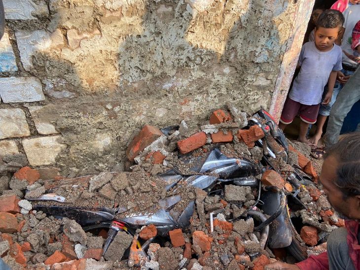 The wall of the under construction house suddenly collapsed during ...