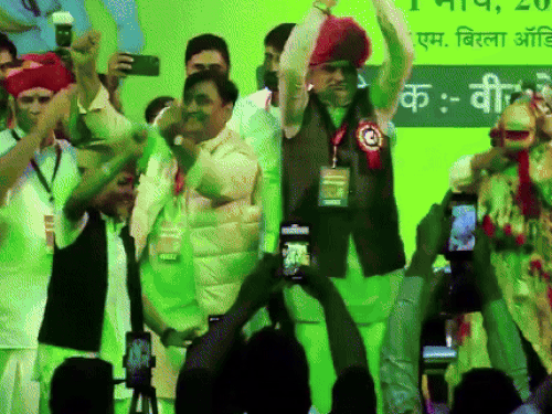 डोटासरा और यूडीएच मंत्री ने एक साथ किया डांस: कांग्रेस प्रदेशाध्यक्ष बोले- हम सब एक हैं, एक-दूसरे का सम्मान करना जानते हैं - Jaipur News