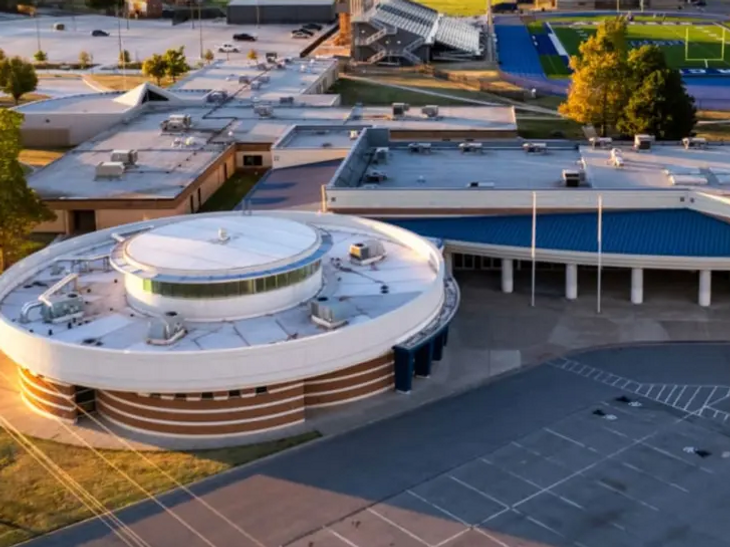 Oklahoma news | School Event of Toe Licking Peanut Butter on Feet in US | अमेरिकी स्कूल के स्टूडेंट्स ने साथियों के पैर चाटे: पैरों पर पीनट बटर लगा था, चंदा जुटाने के लिए रखा गया था इवेंट