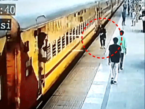 चलती ट्रेन में चढ़ने के दौरान फिसली युवती, VIDEO: जबलपुर में प्लेटफॉर्म के नीचे जा गिरी; लोगों ने चेन पुलिंग कर बचाई जान - Jabalpur News