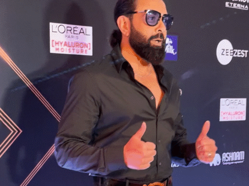 Bobby Deol arrived in full black outfit | बॉबी देओल फुल ब्लैक आउटफिट में पहुंचे: चित्रांगदा सिंह ग्लैमरस अंदाज में स्पॉट हुईं; मनोज बाजपेयी, बाबिल खान समेत अन्य सेलेब्स नजर आए