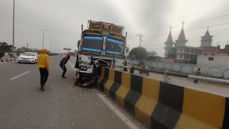 Truck collides with Gumtala bridge divider due to tire burst | टायर ...