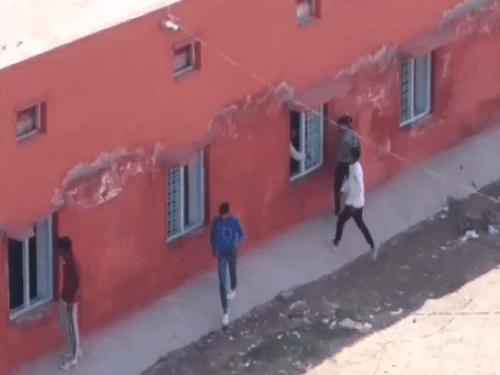 हरियाणा में नकल का नया VIDEO सामने आया: 10वीं के अंग्रेजी के पेपर में कराई, खिड़की के पास जाकर दी पर्चियां, पुलिसकर्मी बेबस दिखे - Nuh News