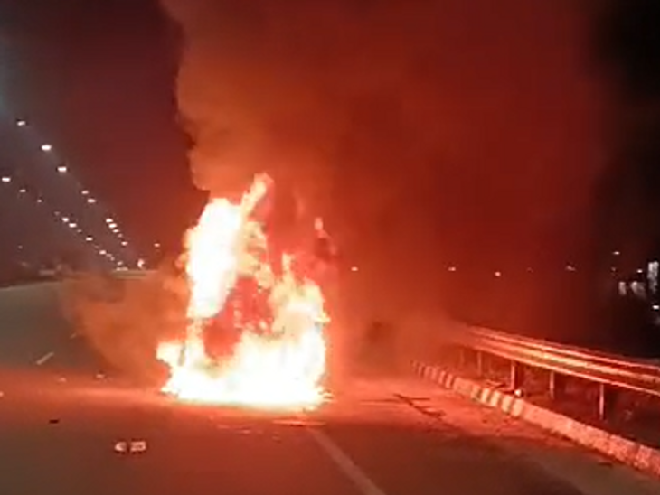 fire in moving car in agra