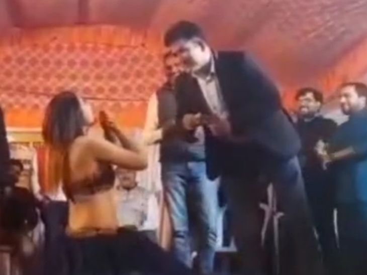 डांसर पर ''गुरुजी'' ने लुटाए नोट...VIDEO: कमर में लगाई पिस्टल, जमकर किया डांस; BSA ने दिए जांच के आदेश - Pratapgarh News