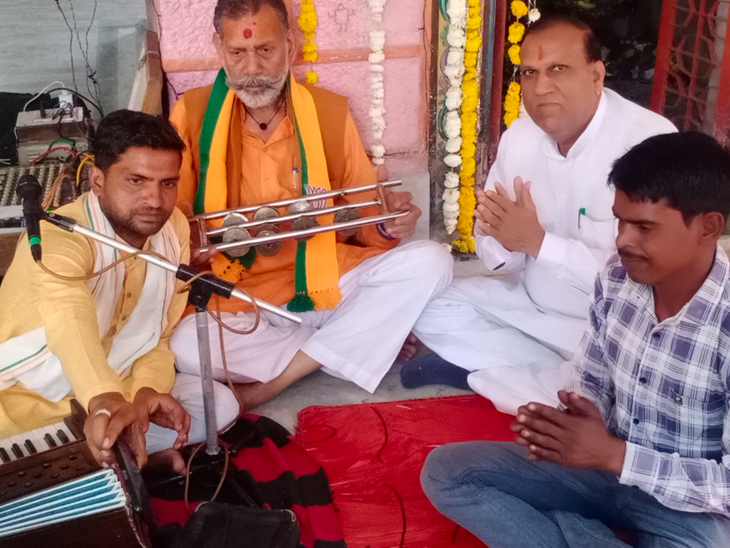 महाशिवरात्रि पर राज्यमंत्री ने बजाया मंजीरा, गए भजन,VIDEO: ललितपुर में मनोहर लाल पंथ ने किया भोलेनाथ का जलाभिषेक, भक्तों की लगी कतार - Lalitpur News