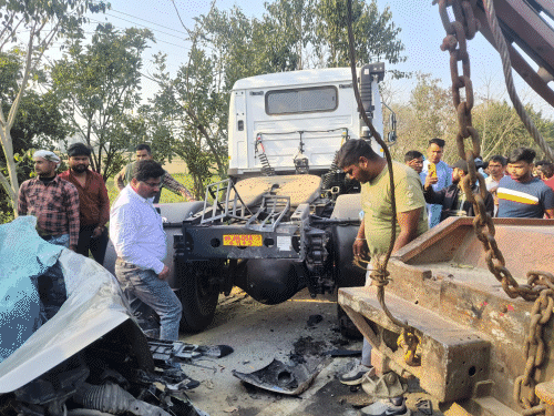 big accident in Uttar Pradesh : Speeding car collides with parked truck ...