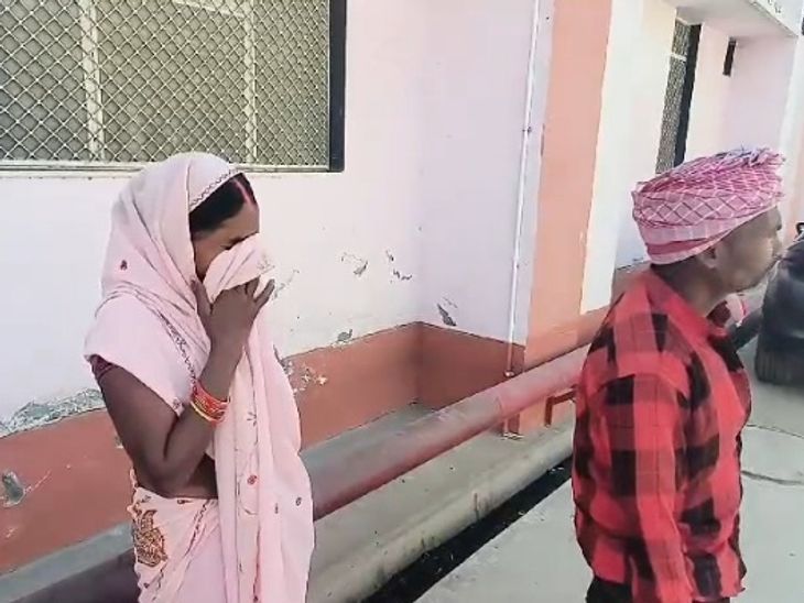 अमेठी में अस्पताल से साइकिल चोरी, फूट-फूटकर रोए दंपती; VIDEO: घाव का इलाज कराने 25 किमी दूर से आए थे, बोले- अब घर कैसे जाएंगे नहीं पता - Amethi District News