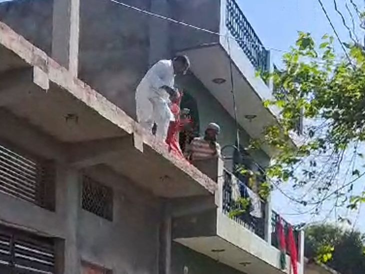 उन्नाव में जमीन विवाद में दो पक्षों में चले ईंट-पत्थर,VIDEO: पुलिस ने दलित उत्पीड़न का दर्ज किया मुकदमा, सीओ बोलीं- जांच के बाद होगी कार्रवाई - Unnao News