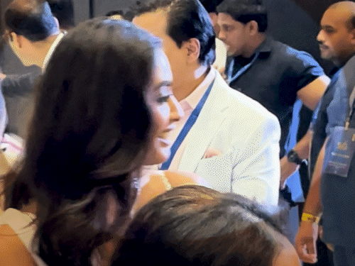 Tears welled up from Sini Shetty’s eyes. | सिनी शेट्टी की आंखों से छलके आंसू: मिस वर्ल्ड का खिताब ना जीत पाने पर मां के गले लग इमोशनल हुईं, वीडियो हुआ वायरल