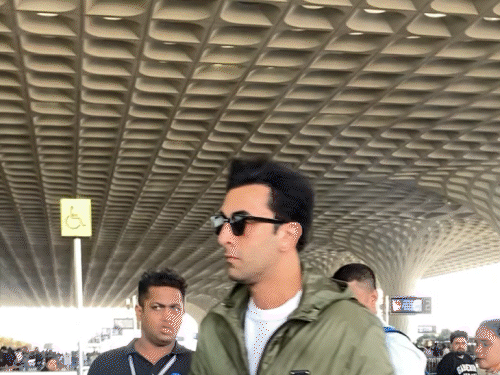 Pulkit Samrat left for the marriage. | एयरपोर्ट पर स्पॉट हुए रणबीर कपूर: शादी के लिए रवाना हुए पुलकित सम्राट, 11 मार्च से 16 मार्च तक दिल्ली में होंगे फंक्शन