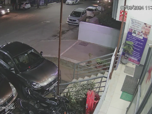 जयपुर में खड़ी कार को स्कॉर्पियो ने मारी टक्कर, VIDEO: रोकने पर भगाकर ले गया, लोगों पर गाड़ी चढ़ाकर डराने की कोशिश की - Jaipur News