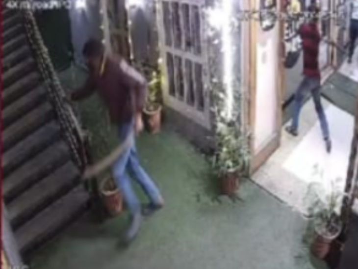 जयपुर के रोबोट रेस्टोरेंट में तोड़फोड़, VIDEO: डंडे-सरिए लेकर आए थे बदमाश, 30 सेकेंड में शीशे तोड़कर भागे - Jaipur News