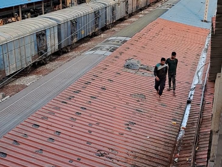 गोरखपुर जंक्शन पर जिंदगी से खेलकर ली सेल्फी, VIDEO: हाईटेंशन लाइन के पास 2 युवकों ने किया फोटो शूट, सुरक्षा में तैनात जवान बने रहे अंजान - Gorakhpur News