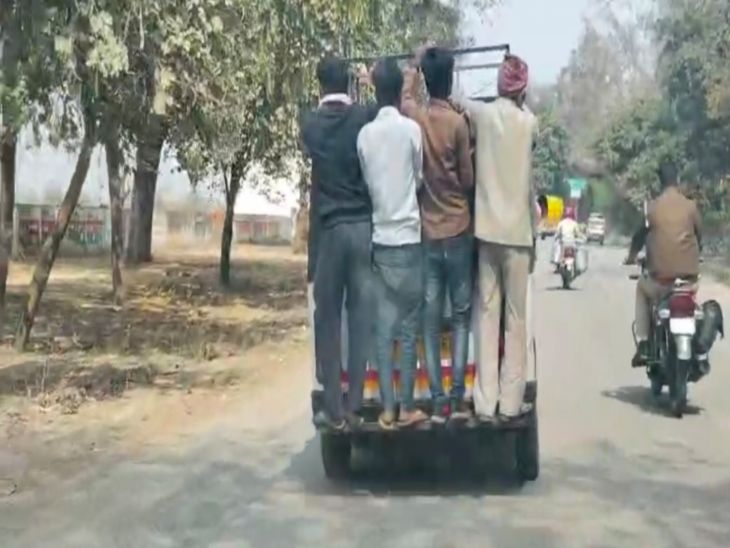 डग्गामार वाहनों पर लटककर चल रहीं सवारियां, VIDEO: शाहजहांपुर में हादसों के बाद भी नहीं जाग रहा प्रशासन, धड़ल्ले से दौड़ रहे वाहन - Shahjahanpur News