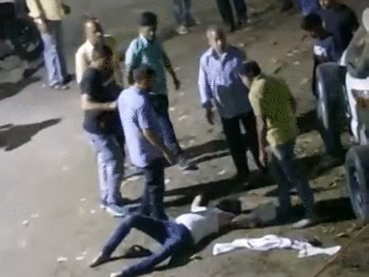 युवक को सड़क पर पटककर बेरहमी से पीटा, VIDEO: सागर में तीन लोगों ने मुंह पर बरसाए लात-घूंसे; सभी आरोपी गिरफ्तार - Sagar News