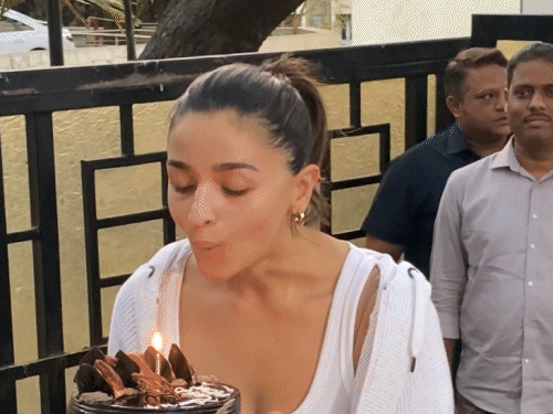 Alia Bhatt celebrated her birthday with paparazzi, it was written on the cake – Raha’s mother | सेलेब्स स्पॉटेड: आलिया भट्ट ने पैपराजी के साथ बर्थडे सेलिब्रेट किया, केक पर लिखा था- राहा की मॉम